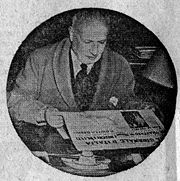 Giuseppe Belluzzo fotografato nel 1950 mentre legge la prima pagina de "Il Giornale d'Italia"