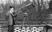 J. Vallee astrofilo diciottenne, nel 1957, presso la sua casa di Pontoise. Da qui osserverà un presunto UFO il 24 novembre di quell'anno.