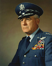 Il generale Twining, qui nel suo ruolo di capo di stato maggiore dell'USAF, il cui rapporto del 23 settembre 1947 consigliò la creazione del progetto Sign dell'USAF.