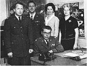 Il gruppo di lavoro del progetto Blue Book fotografato nel 1964 presso gli uffici della base aerea Wright-Patterson di Dayton, nell'Ohio. L'ufficiale con gli occhiali seduto al centro è il maggiore (poi ten. col.) Hector Quintanilla, ultimo direttore del progetto.