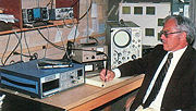 Il fisico americano Harley Dean Rutledge durante le sue campagne di rilevazione di presunti UFO svolte nel Missouri negli anni ’70 del secolo scorso.